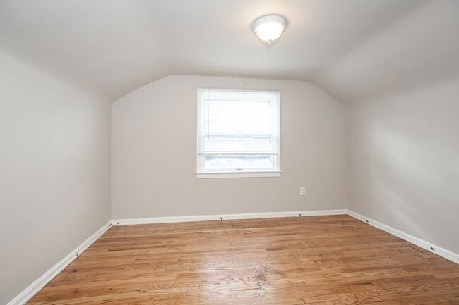 Building Photo - Spacious 3 bedroom/2 bath Cleveland Hts single family house!