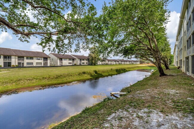 Building Photo - 4735 Lucerne Lakes Blvd