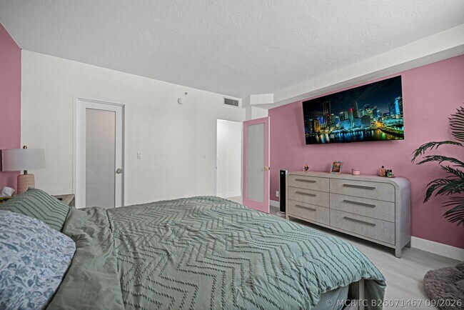 Building Photo - 3001 S Ocean Dr