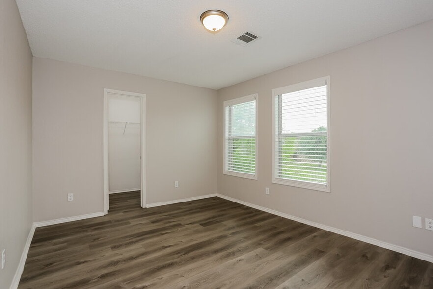 Building Photo - 10044 Legacy Dr