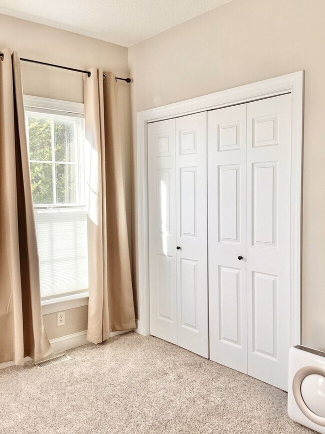 Building Photo - 4 Bed/3 Bath Spacious Home! Extra 2 Car Ga...