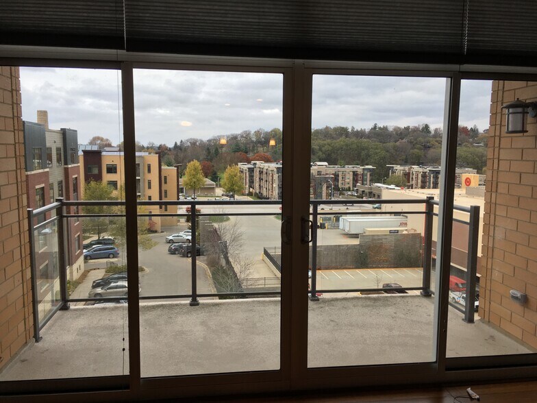 Large balcony - 625 N Segoe Rd