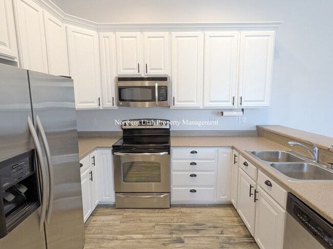 Building Photo - 2 Bed, 2 Bath, Garage, HVAC