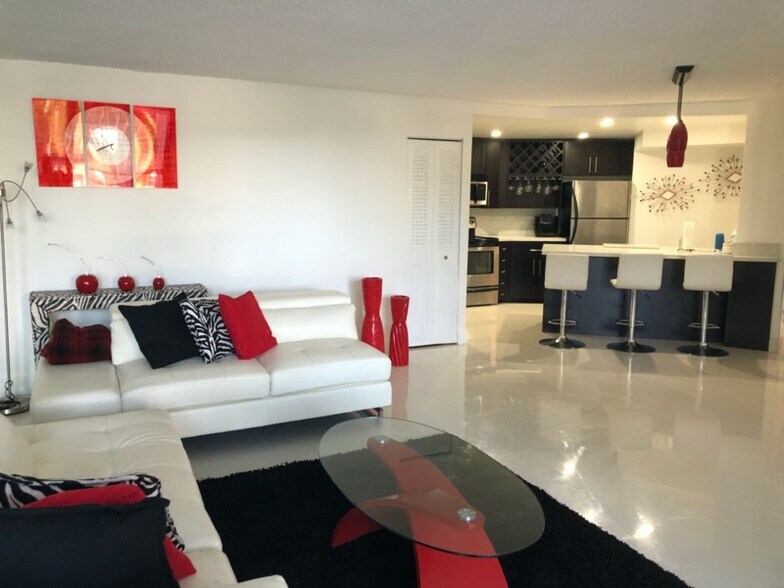 Building Photo - 800 Parkview Dr