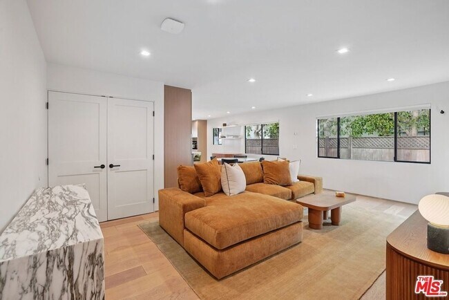 Building Photo - 838 N Mansfield Ave