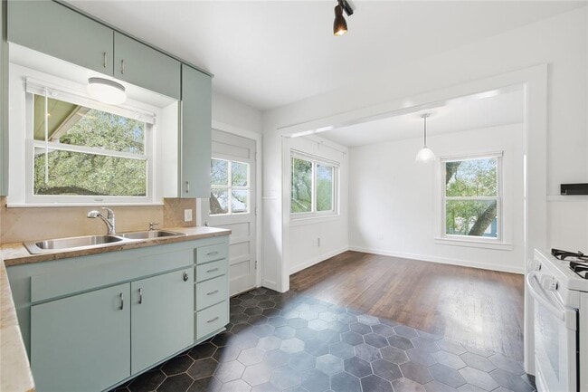 Building Photo - 1003 Cogbill St