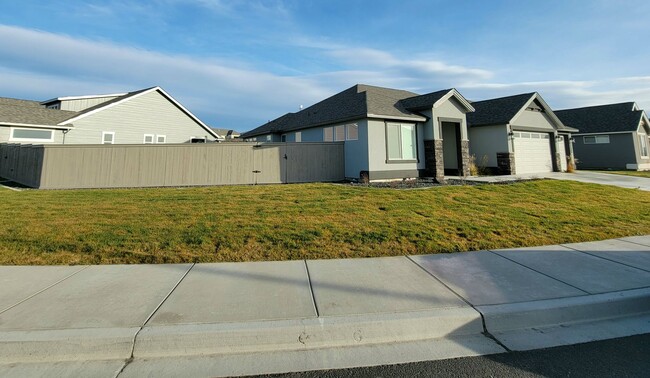 Building Photo - Horn Rapids Home with a Hot Tub