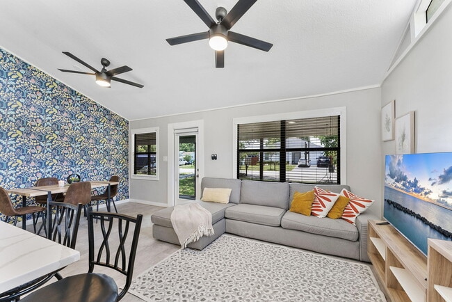 Building Photo - 1292 SW 25th Ave