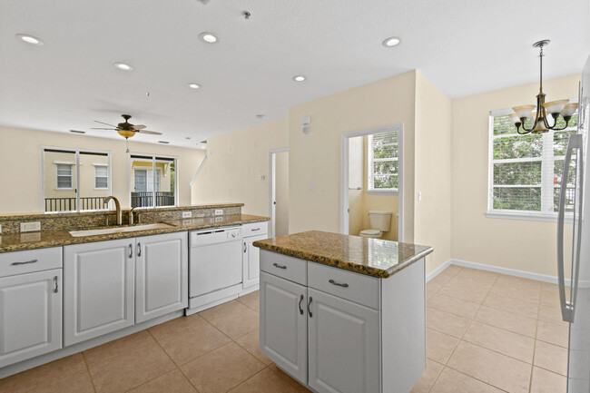 Building Photo - 147 Greenwich Cir
