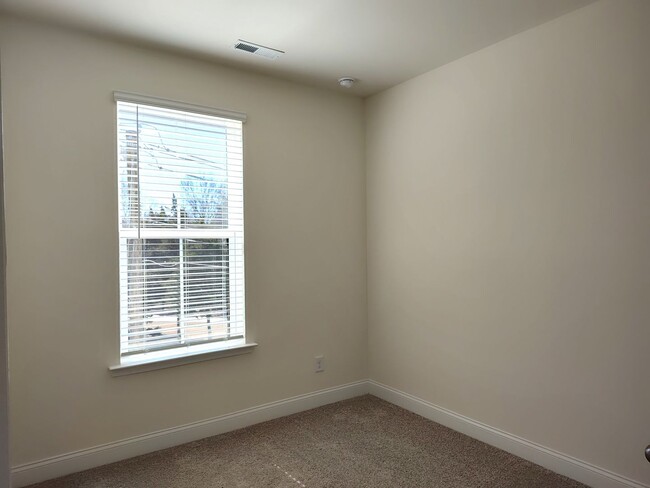 Building Photo - Beautiful Pristine, move-in ready Townhome...