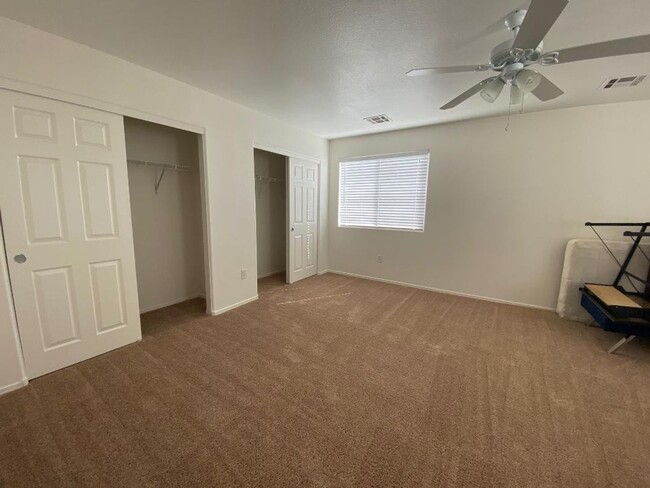 Building Photo - SW 5 BEDROOM w/2 YEAR LEASE!!