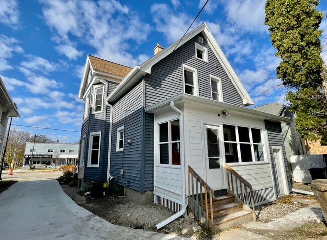 Building Photo - 2049 E Washington Ave