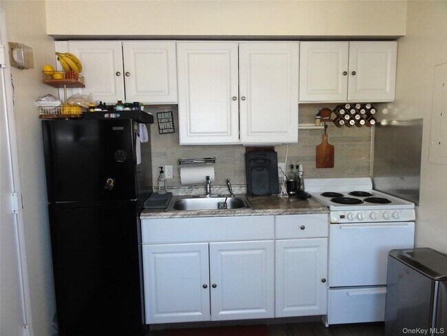 Building Photo - 902 S Lake Blvd