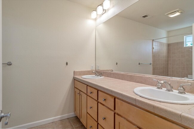 Building Photo - 581 Bridgeport Terrace