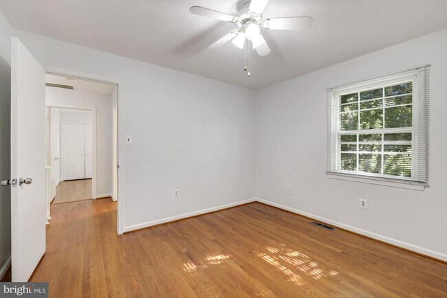 Building Photo - 8208 Gainsborough Ct W