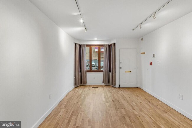 Building Photo - 530 S 15th St