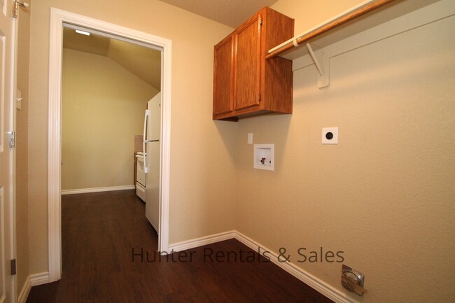 Building Photo - Spacious Two-Bedroom!