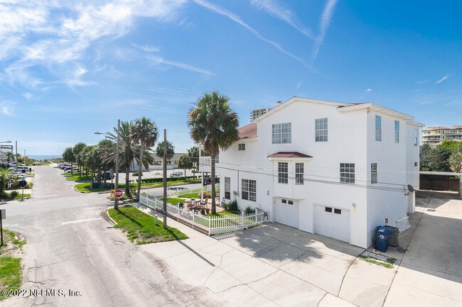 Building Photo - 2102 First St