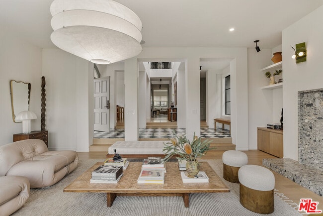 Building Photo - 5201 Vía Donte