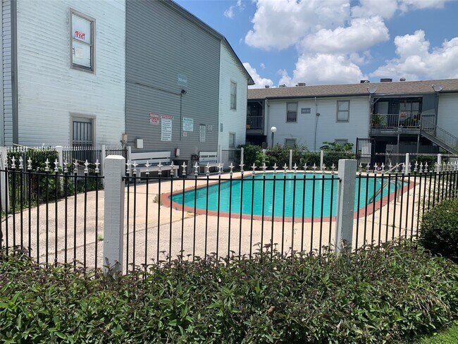 Building Photo - 7200 Clarewood Dr