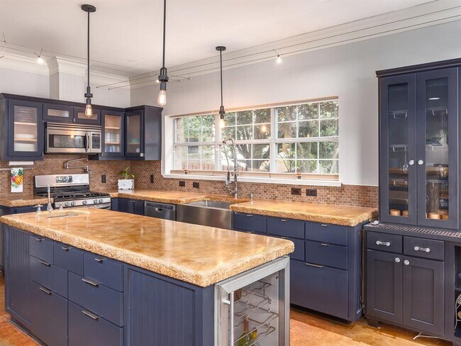 Building Photo - 1900 Red Rock Dr