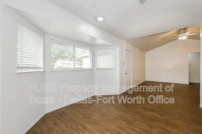 Building Photo - 1811 E Timberview Ln