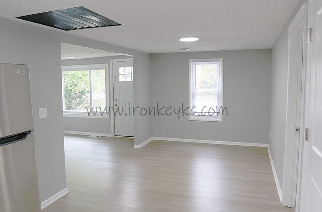 Building Photo - 5231 N Merrimac Ave