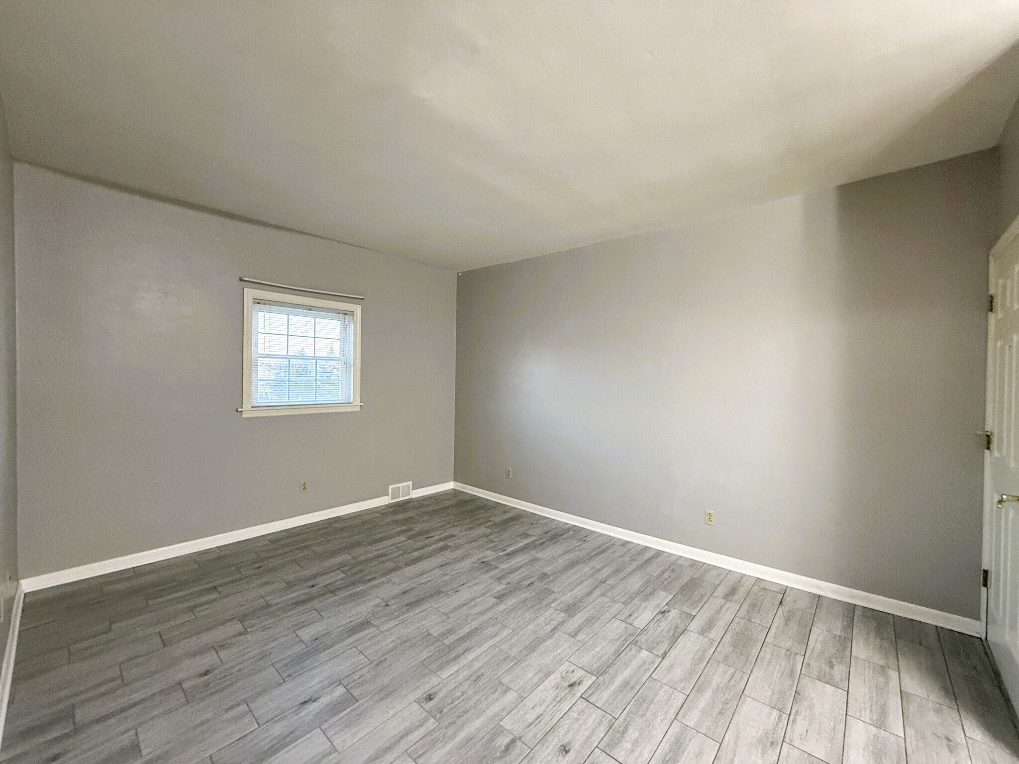 Living Room - 2422 Ligonier St