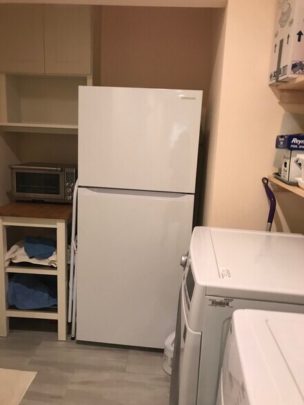 refrigerator, oven? - 1579 Florida Ave