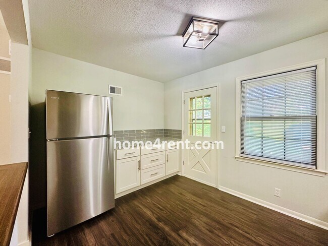 Building Photo - Updated Kitchen w/ Granite Counters, Subway Tile, SS Appliances
