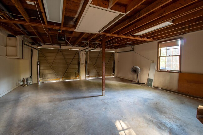 Building Photo - 2320 Wofford Rd
