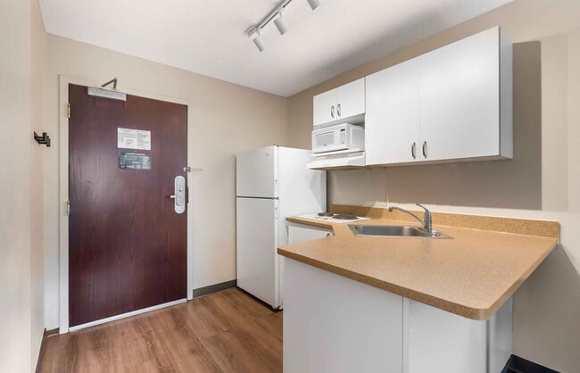 Building Photo - Furnished Studio-St. Petersburg - Clearwater - Executive Dr.