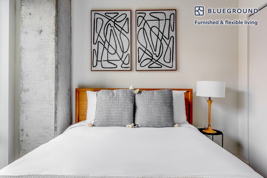 Building Photo - 411 W Chicago Ave