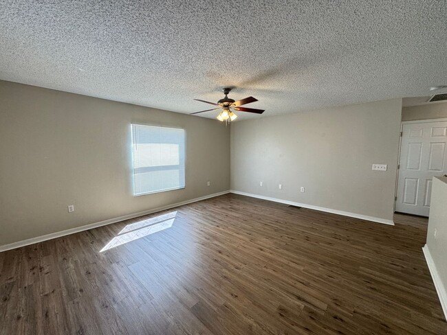 Building Photo - Spacious 4-Bedroom Home with 3 Full Baths in Whispering Trails – Pet Friendly!