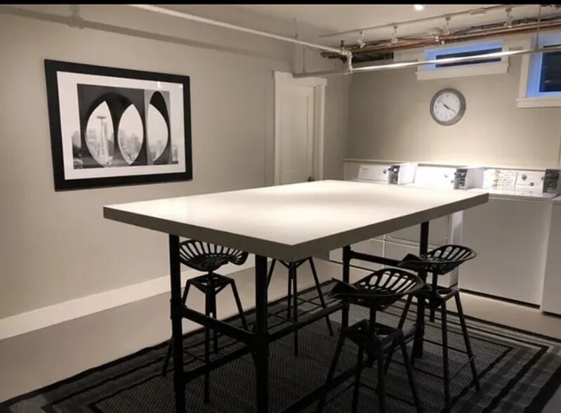 Building Photo - 421 Summit Ave E