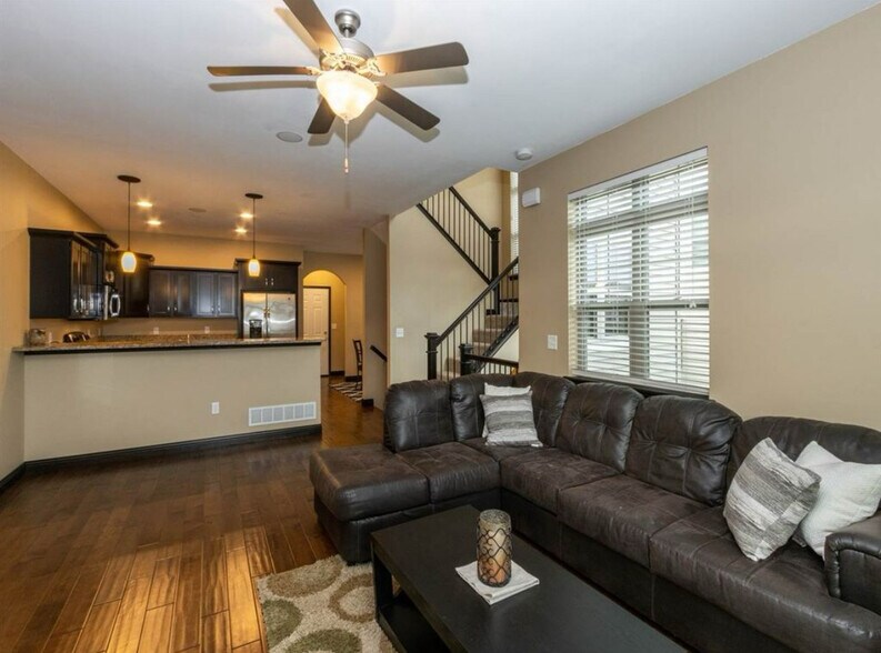 Living room/kitchen - 735 Mission Point Rd