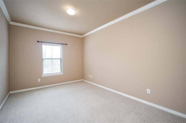 Building Photo - 2906 Royal Oaks Crest