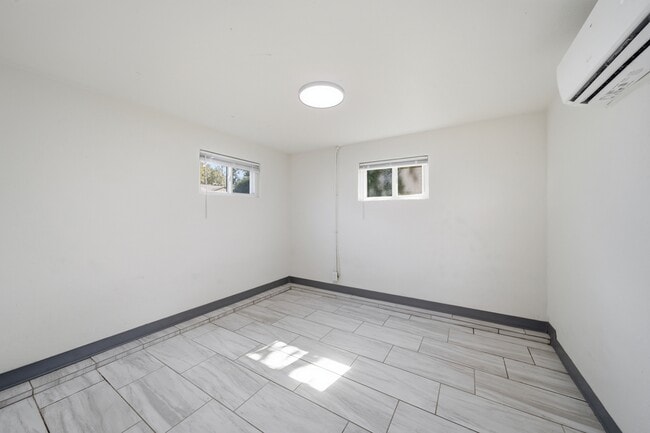 Building Photo - 424 S Quebec Ave