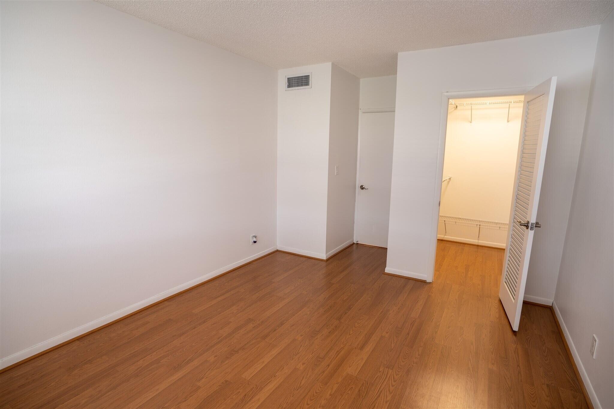 Building Photo - 1113 Lake Ter