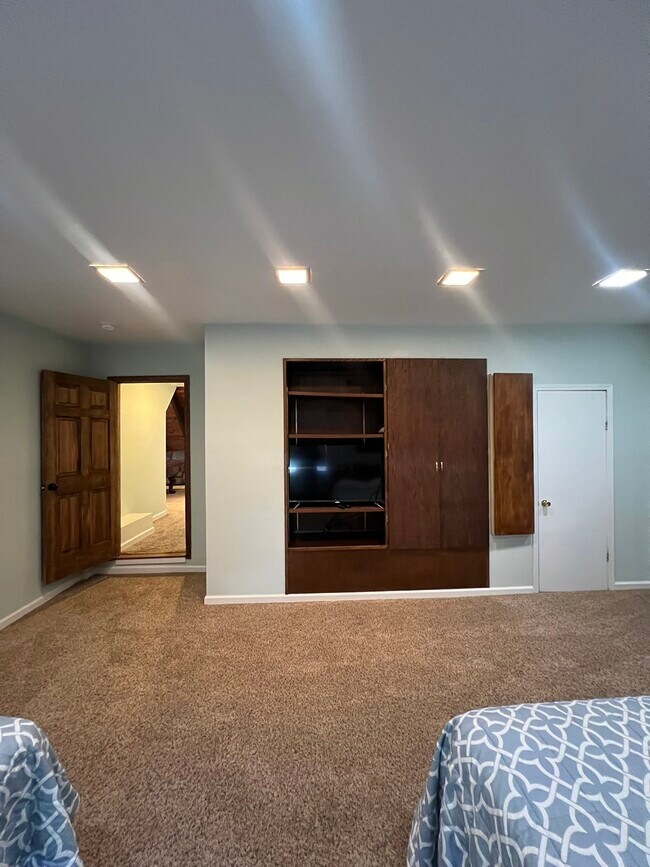 Building Photo - 933 Edgewood Cir