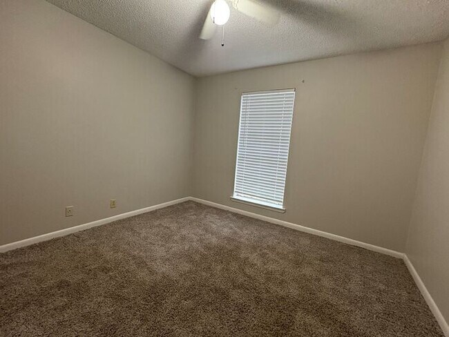 Building Photo - 3 Bed 2 Bath Apartment in Central Tyler! F...