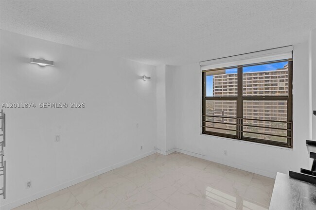Building Photo - 2500 Parkview Dr