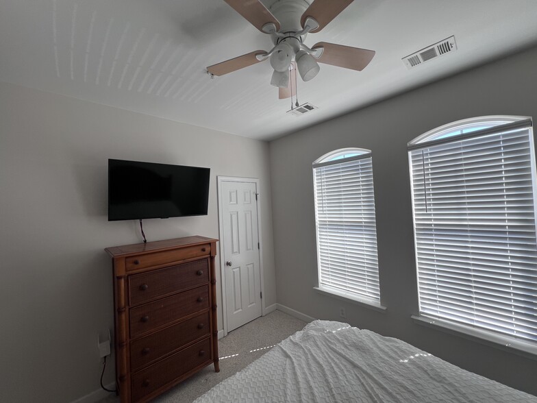 Bedroom 2 - 981 B Hackler Street