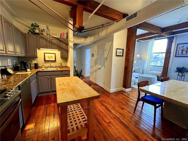 Building Photo - 145 Canal St E