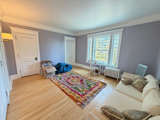 Building Photo - Beautiful 4 Bedroom/2 Bathroom Second Floor Apartment in East Duluth Mansion with Utilities Inclu...