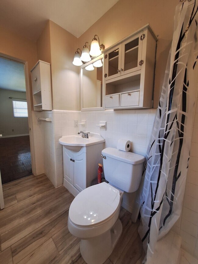 Building Photo - Stylish 4-Bedroom Belle Isle Retreat with ...