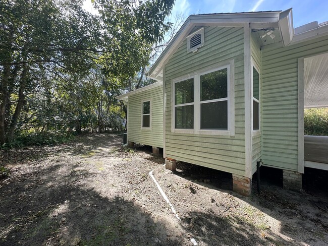 Building Photo - Fully Remodeled House Available Now!!!!! S...