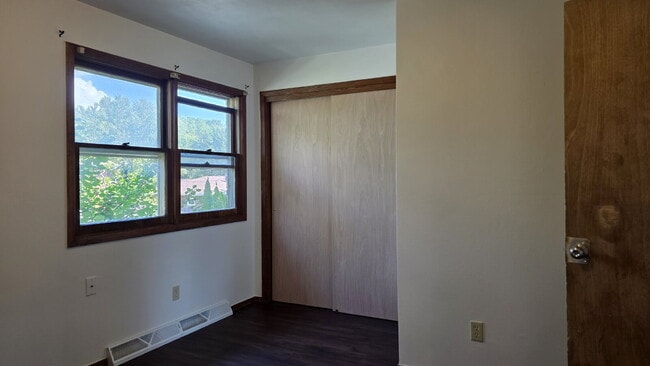 Building Photo - "3-Bed Townhouse with 1.5 Baths in Appleton!