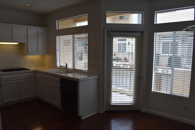 Building Photo - 2 Bed/ 2.5 Bath- Dual Master Townhome in U...