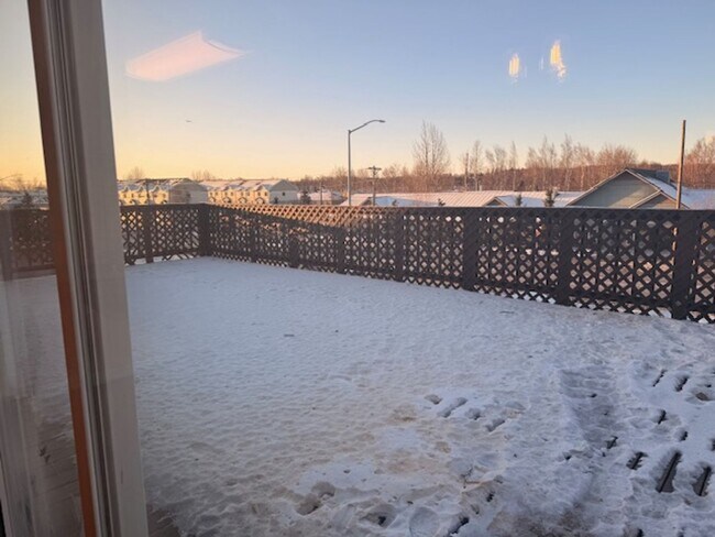 Building Photo - 3 Bedroom Apartment in Jewel Lake w/ Garage and Large Deck!